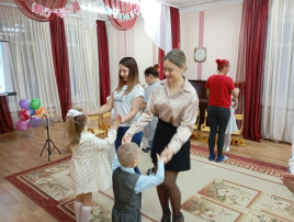 Мамы танцуют с детьми Мамы танцуют с детьми.