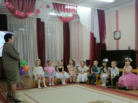 Дети сидят на празднике Дети сидят на празднике.
